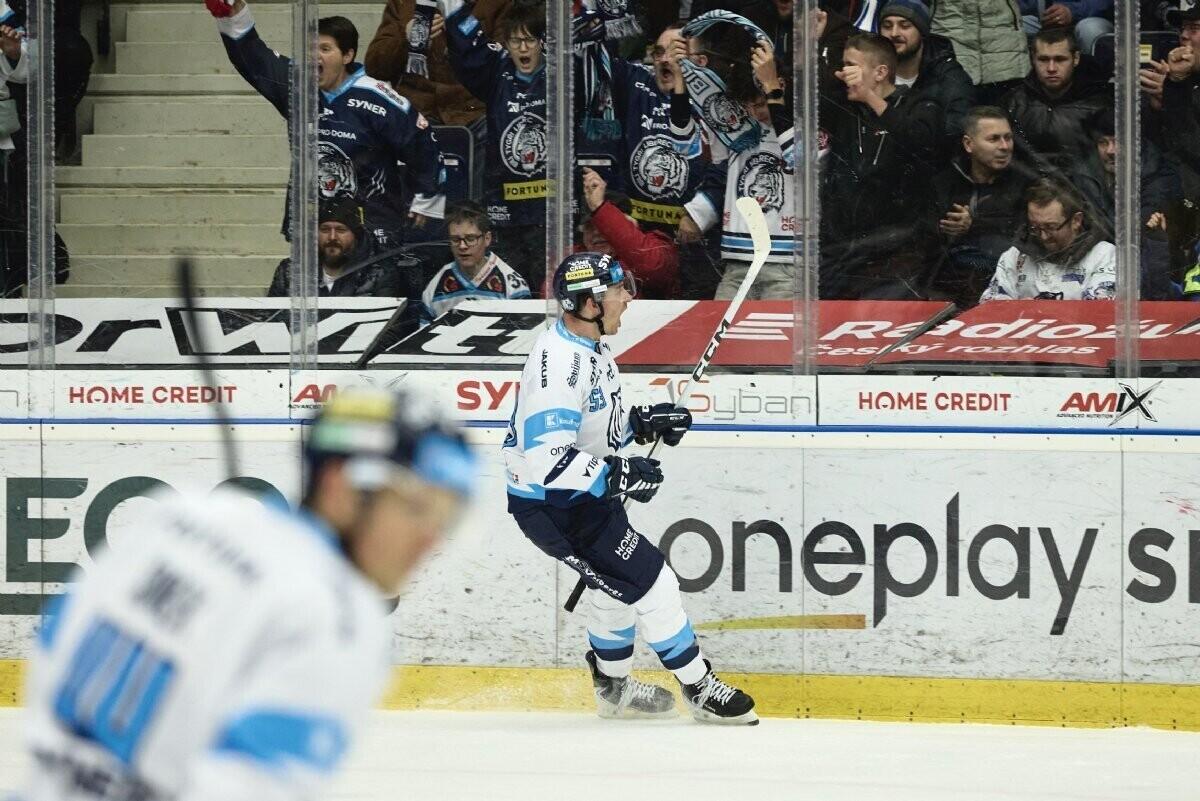 Jaroslav Vlach oslavuje přesnou trefu do brány soupeře, foto: www.hcbilitygri.cz